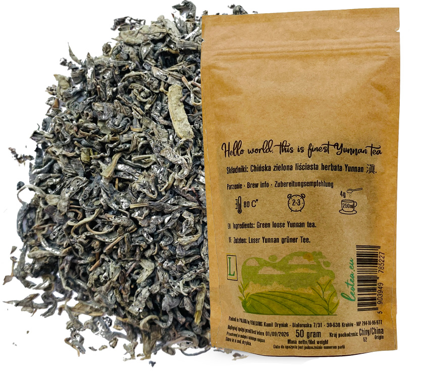 Green Yunnan Leo Tea** wyróżnia się łagodnym, ale wyrazistym profilem smakowym. W smaku można wyczuć delikatne nuty kwiatowe i trawiaste, z lekko słodkawym finiszem oraz subtelną orzechową nutą. Napar ma jasnozielony kolor i przyjemny, świeży aromat, który pobudza zmysły i dodaje energii.
Jest to herbata o zrównoważonym smaku, idealna do codziennego picia, która dobrze komponuje się z lekkimi potrawami, ale także sprawdzi się jako orzeźwiający napój w upalne dni.
### Korzyści zdrowotne
Jak większość zielonych herbat, **Green Yunnan Leo Tea** jest bogata w antyoksydanty, które wspierają organizm w walce ze stresem oksydacyjnym. Regularne picie tej herbaty może poprawić trawienie, wspomagać układ odpornościowy oraz dodawać energii. Dzięki zawartości polifenoli herbata z Yunnanu może również przyczynić się do lepszej koncentracji i ogólnego samopoczucia.
### Idealna na prezent
Pakowana w eleganckie opakowanie **doypack**, **Green Yunnan Leo Tea** jest również doskonałym pomysłem na prezent dla miłośników zielonych herbat. Możesz podarować ją bliskiej osobie, by wprowadzić ją w świat subtelnych smaków i aromatów herbaty z jednego z najpiękniejszych regionów Chin.